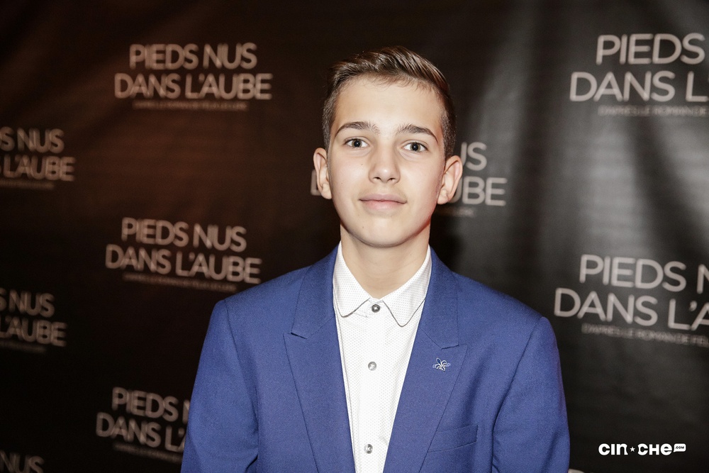 Sur le tapis rouge du film Pieds nus dans l'aube