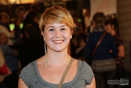 Sur le tapis rouge de Une jeune fille