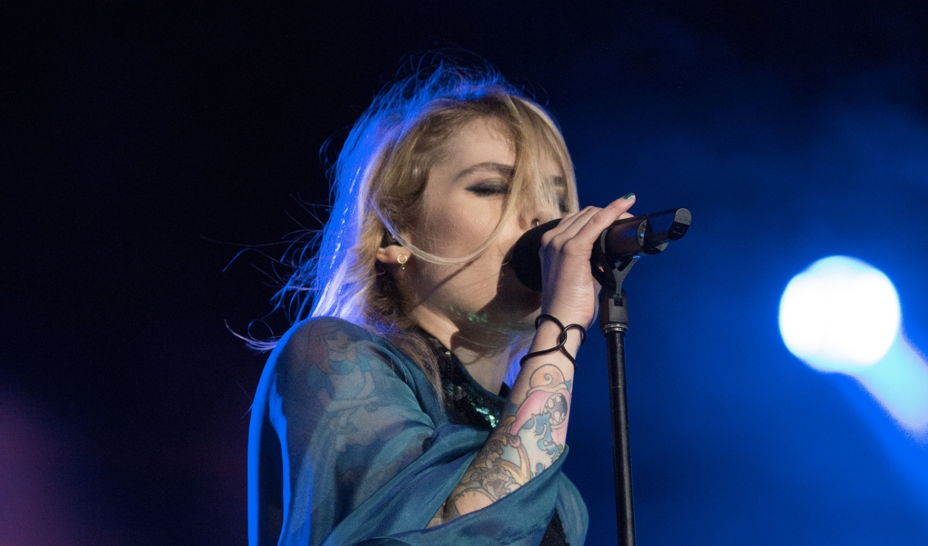 Coeur de pirate accuse King Melrose d'avoir plagié sa chanson « Adieu »