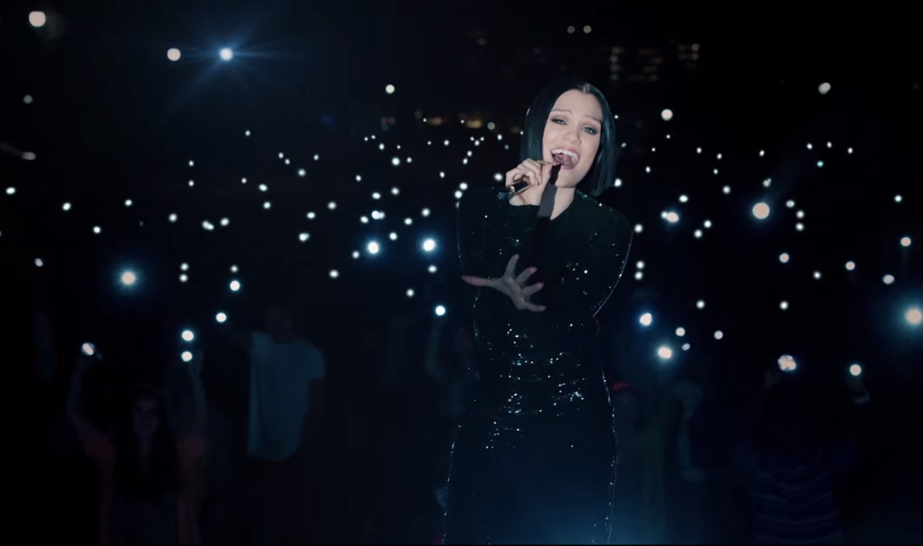 Flashlight, le nouveau succès musical de Pitch Perfect
