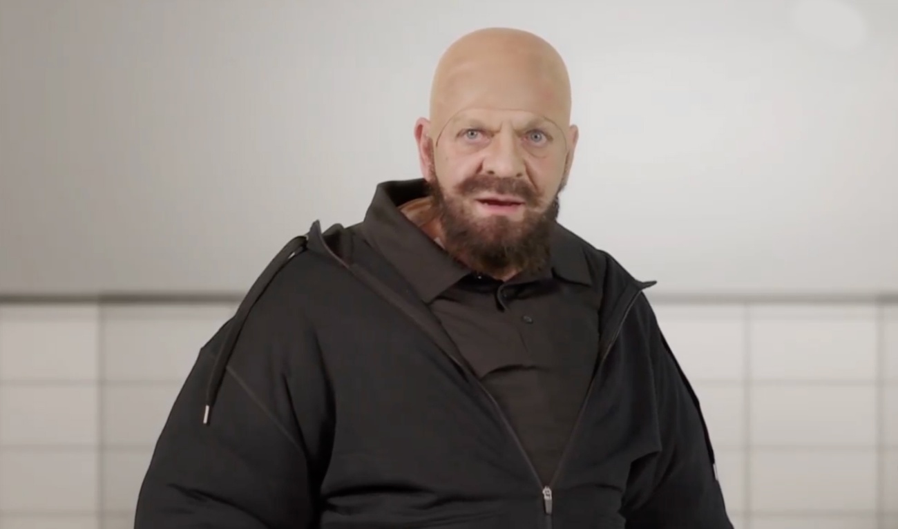 Image de l'article Marc Labrèche envoie une flèche à Pascale Nadeau dans sa plus récente parodie