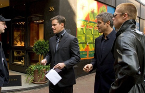 Steven Soderbergh, Matt Damon, George Clooney et Brad Pitt sur le plateau de Ocean's Twelve