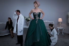 Une scène du film Mrs. Harris Goes to Paris
