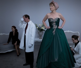 Une scène du film Mrs. Harris Goes to Paris