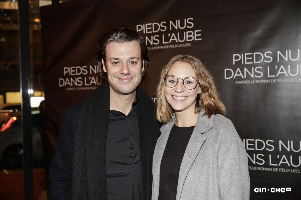 Sur le tapis rouge du film Pieds nus dans l'aube