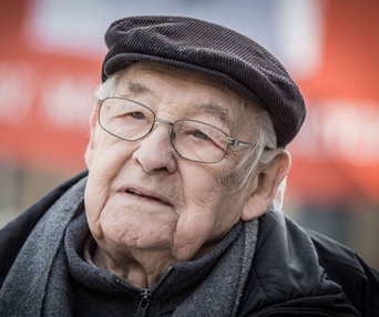 Une scène du film Les fleurs bleues