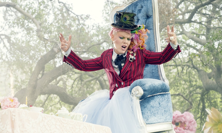 Découvrez le vidéoclip de la chanson «Just Like Fire » de Pink tiré du prochain Alice