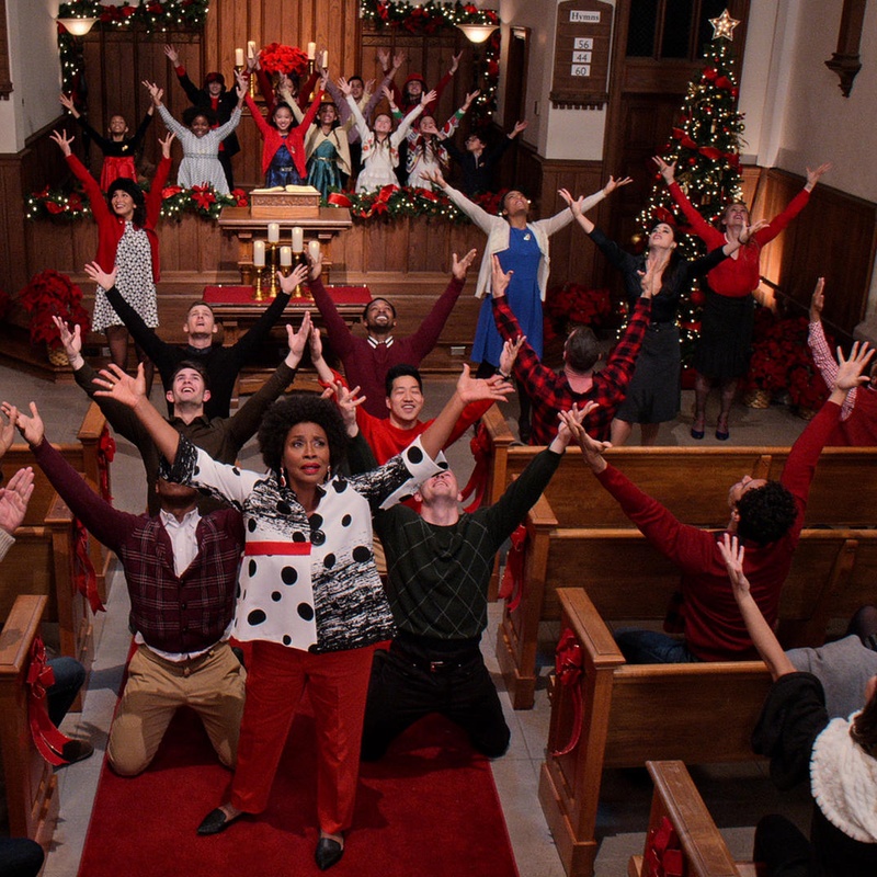 Une scène du film Dolly Parton's Christmas on the Square