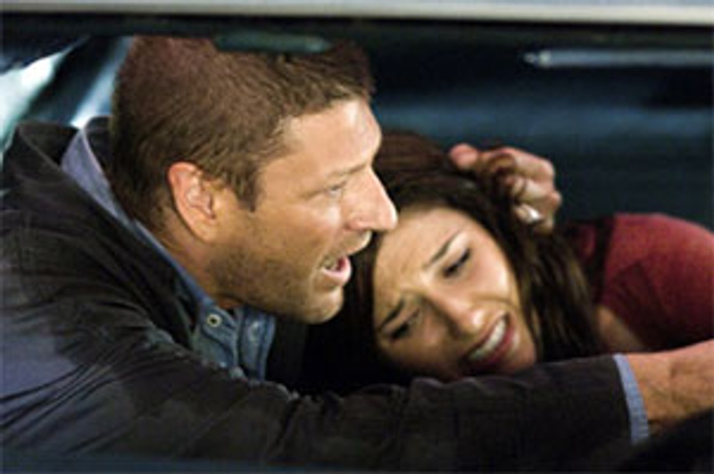 Sean Bean et Sophia Bush dans une scène du film L'auto-stoppeur.