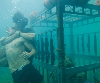 Une scène du film Shark Night 3D