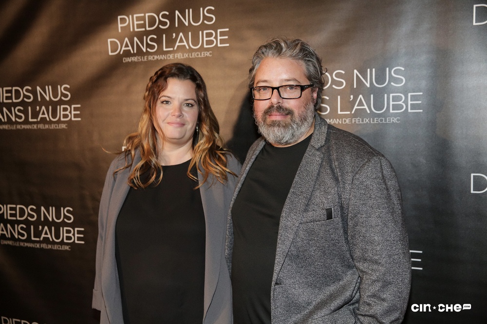 Sur le tapis rouge du film Pieds nus dans l'aube