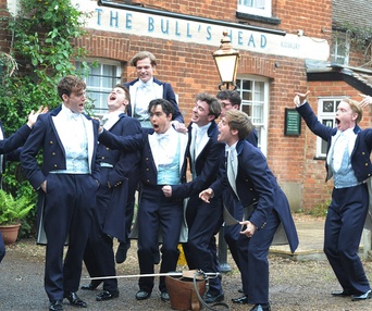 Une scène du film The Riot Club