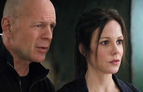 Mary-Louise Parker et Bruce Willis dans le film Red
