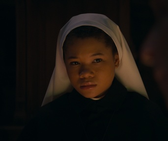 Une scène du film The Nun II