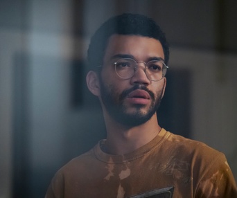 Une scène du film The Voyeurs