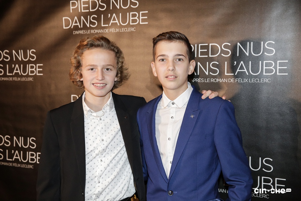 Sur le tapis rouge du film Pieds nus dans l'aube