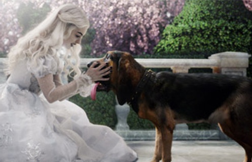 Anne Hathaway dans le film Alice au pays des merveilles