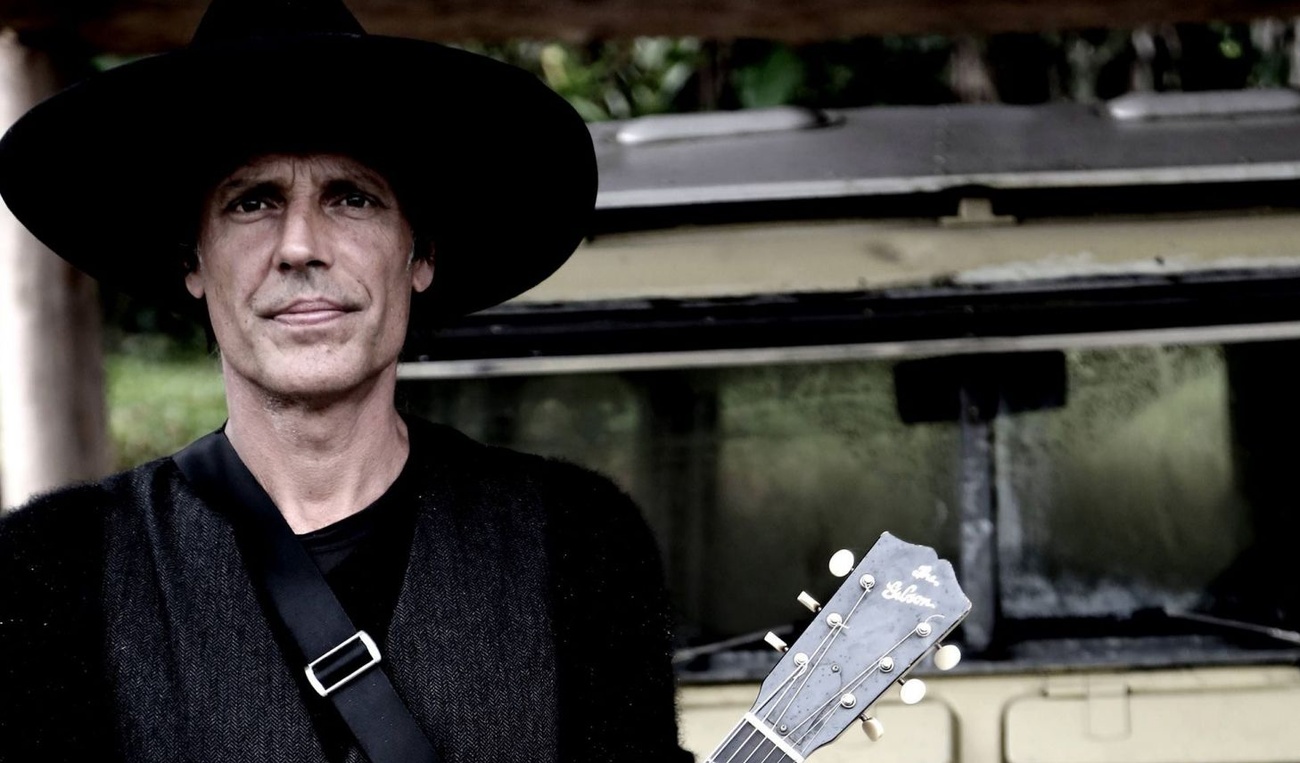 Jean Leloup enflamme le web avec une chorégraphie pour Paradis City