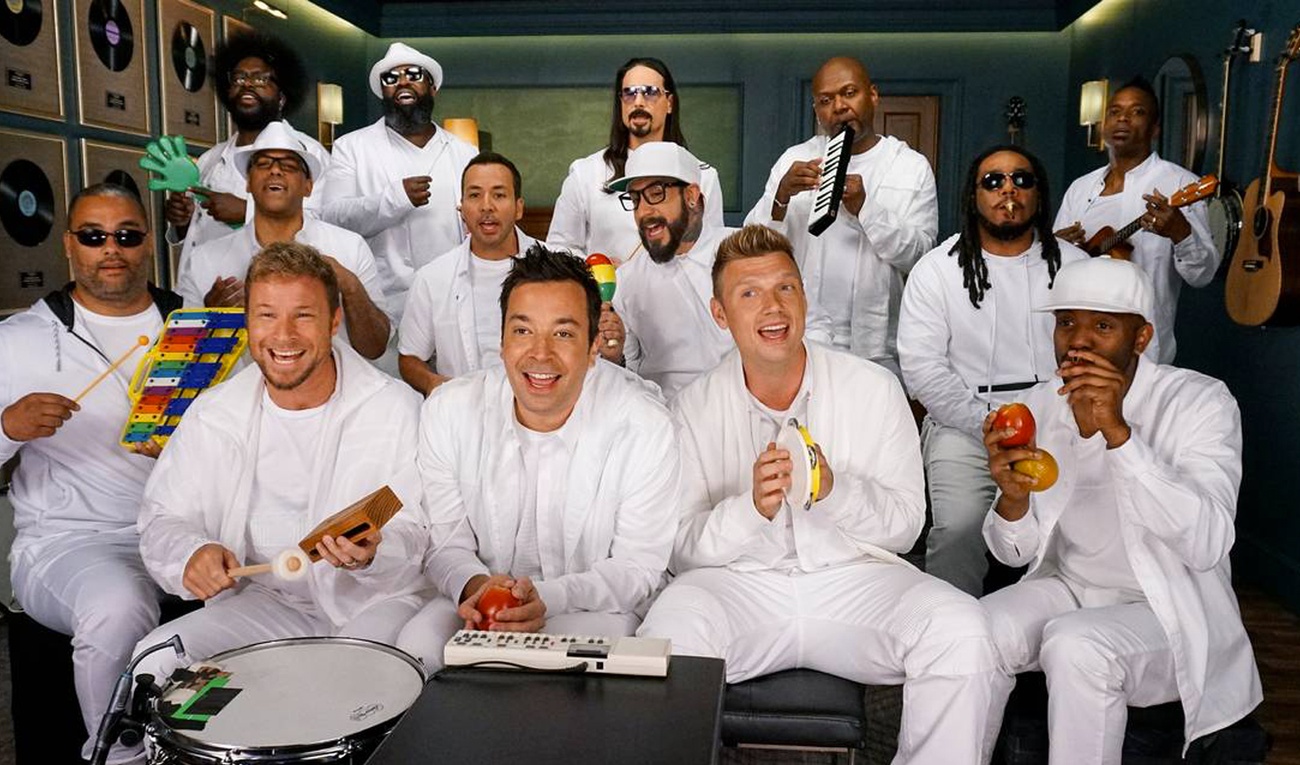 Les Backstreet Boys jouent avec des instruments scolaires
