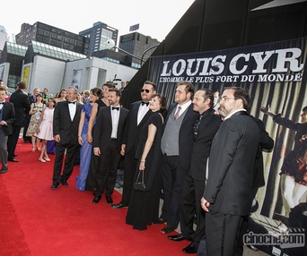 Sur le tapis rouge de Louis Cyr : L'homme le plus fort du monde