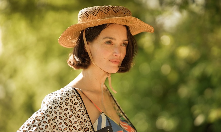 Entrevue : Charlotte Le Bon sur les traces de l'artiste Niki de Saint Phalle