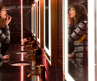 Une scène du film The Hustle