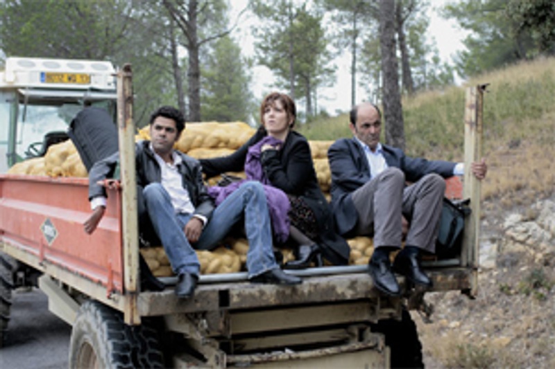 Jamel Debbouze, Agnès Jaoui et Jean-Pierre Bacri dans le film Parlez-moi de la pluie