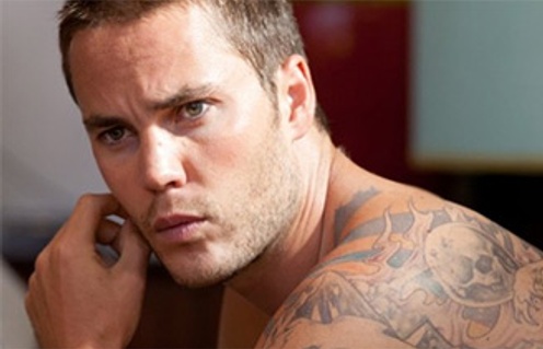 Taylor Kitsch dans Savages