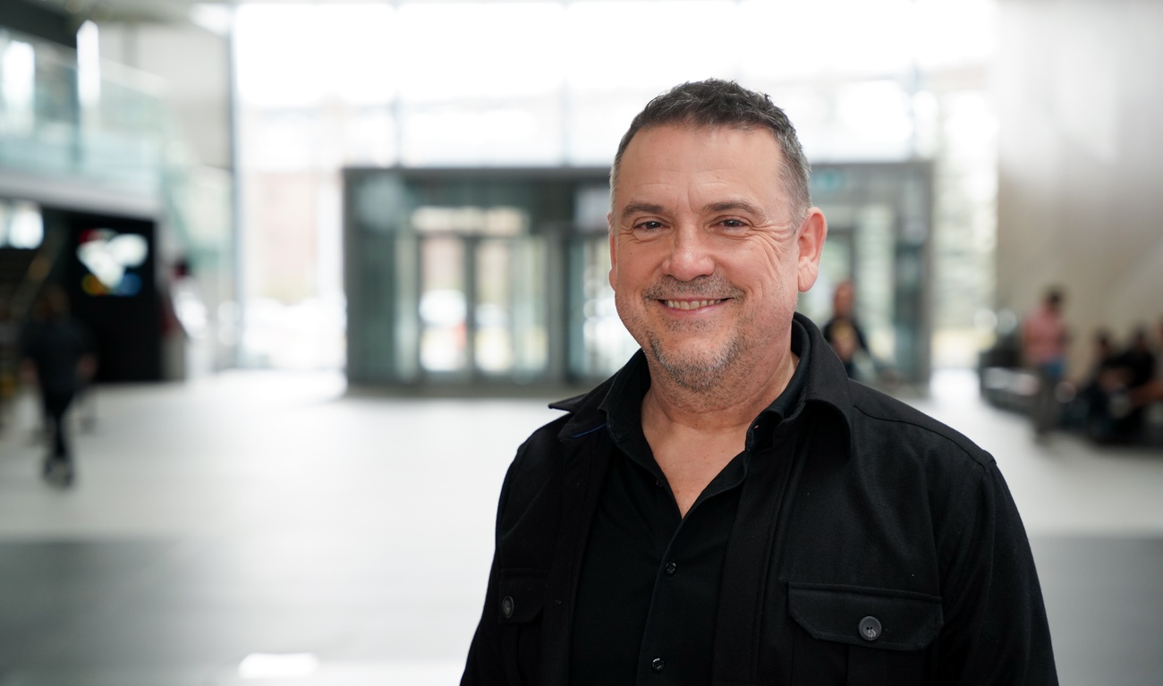 Image de l'article Vidéo : Claude Legault fait des confidences touchantes dans le cadre complice de «Facteur A »