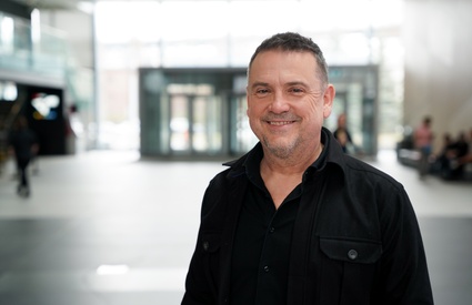 Image de l'article Vidéo : Claude Legault fait des confidences touchantes dans le cadre complice de «Facteur A »