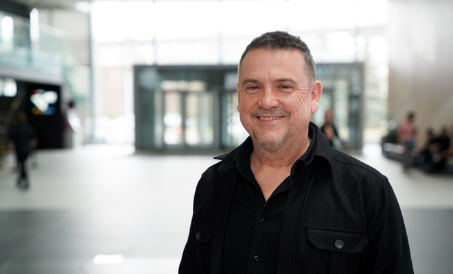 Image de l'article Vidéo : Claude Legault fait des confidences touchantes dans le cadre complice de «Facteur A »