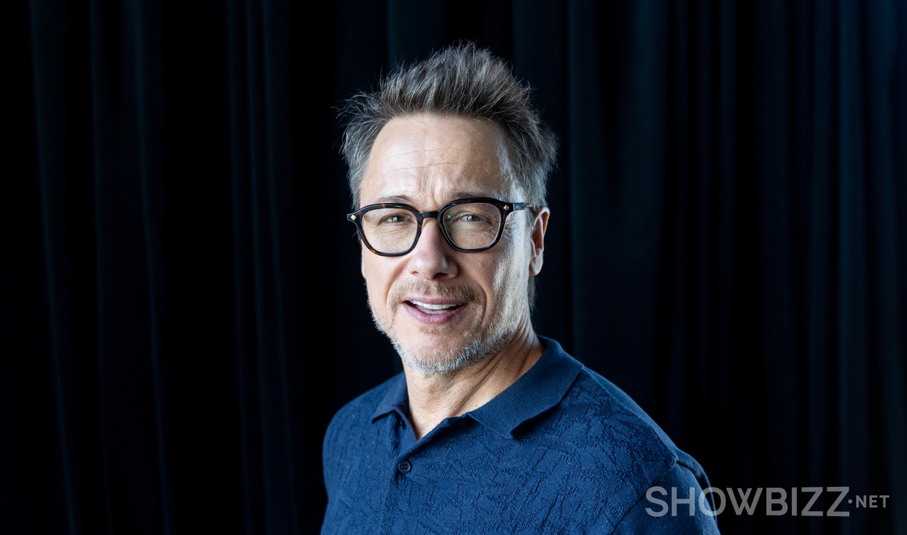 Image de l'article Photo : Le fils de Stéphane Rousseau pose sur un tapis rouge