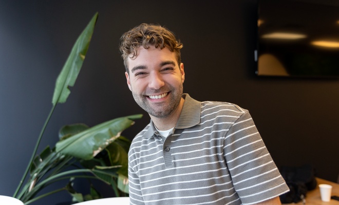 Image de l'article Le nouveau look du présentateur météo de «Salut Bonjour» Félix Rondeau fait réagir