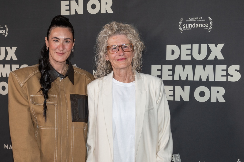 Tapis rouge de Deux femmes en or