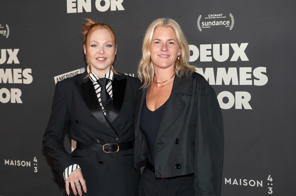 Tapis rouge de Deux femmes en or