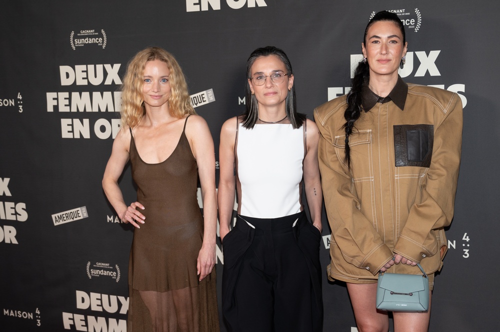 Tapis rouge de Deux femmes en or